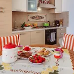 Casa Indipendente Vicino Con Ampia Veranda *