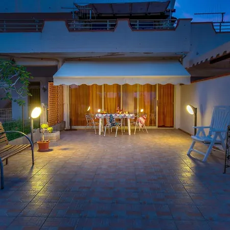 Casa Indipendente Vicino Con Ampia Veranda