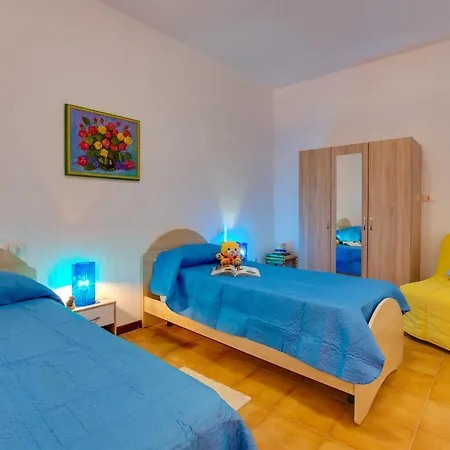 Casa Indipendente Vicino Con Ampia Veranda